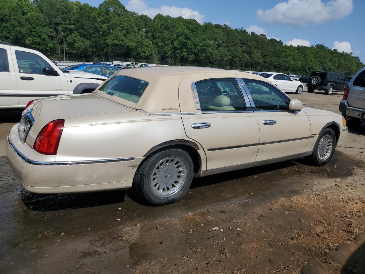 1LNHM83W0YY928597 2000 Lincoln Town Car Cartier