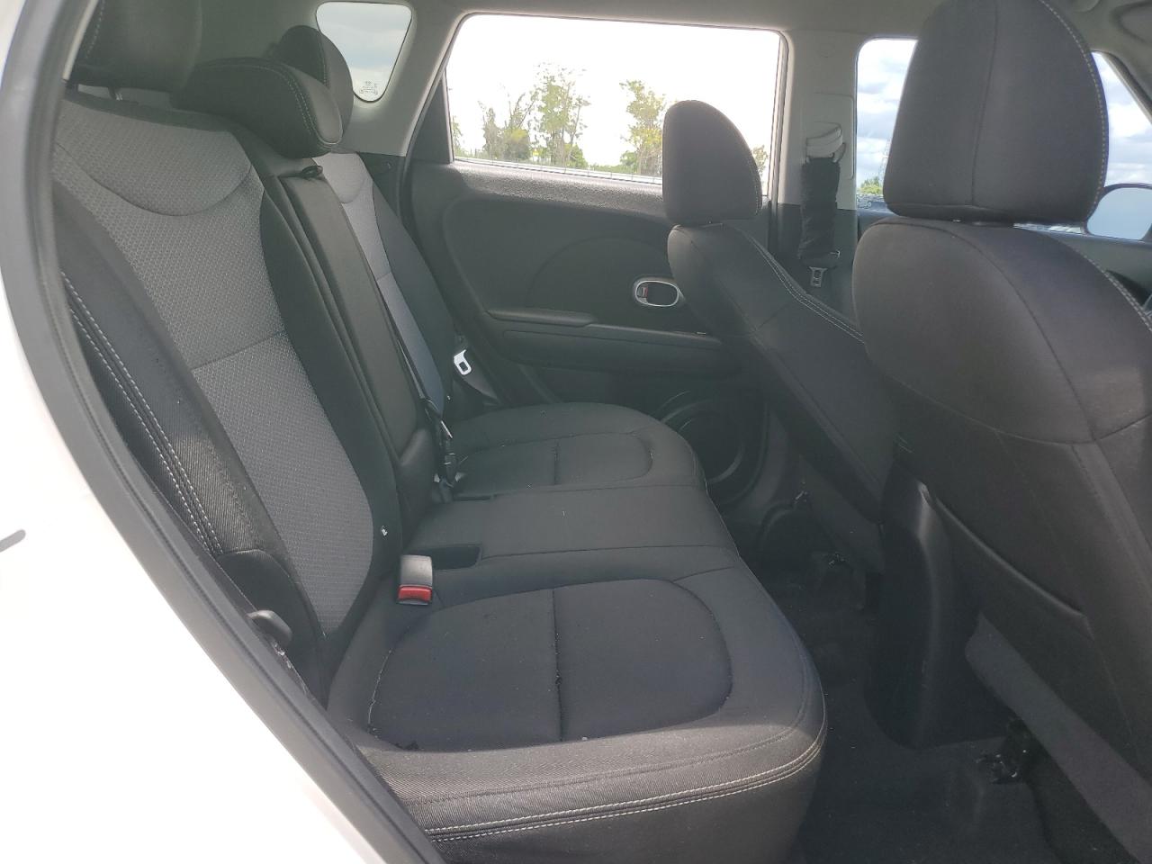 KNDJP3A58J7588640 2018 Kia Soul +