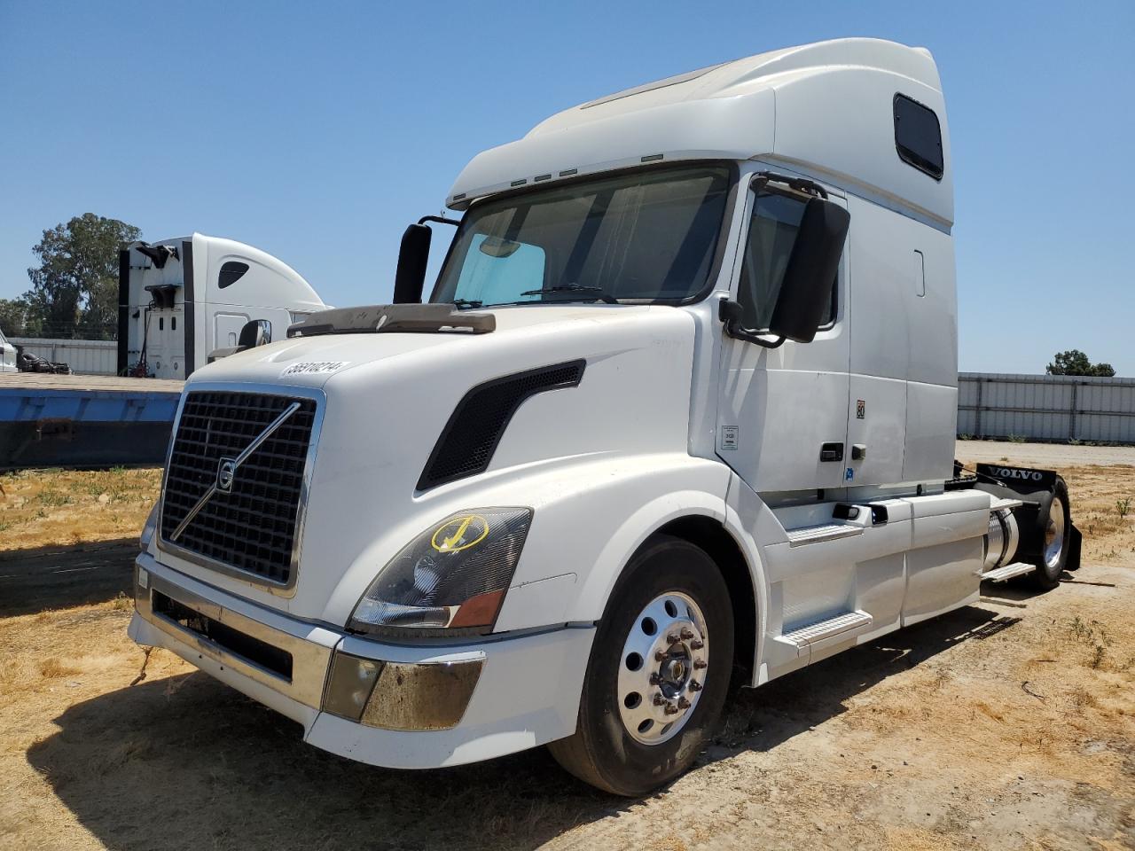 Lot #2960056068 2013 VOLVO VN VNL