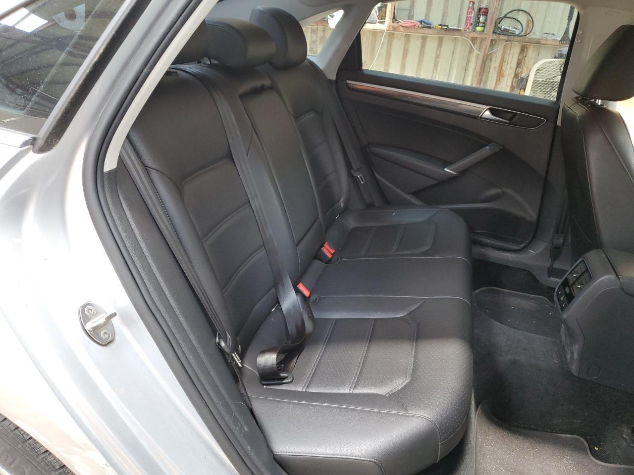 1VWBA7A38JC045871 2018 Volkswagen Passat Se