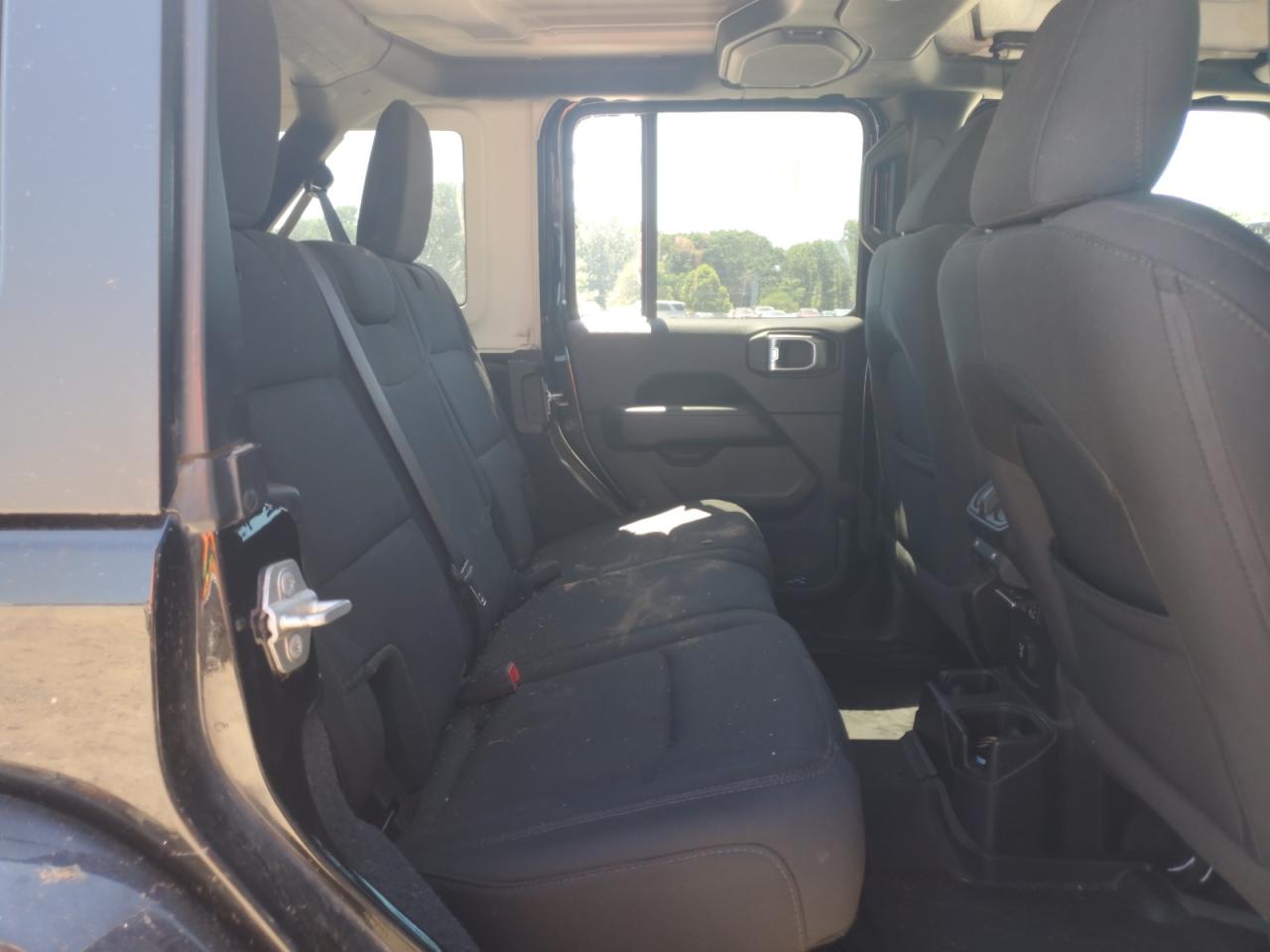 1C4HJXEN8LW115105 2020 Jeep Wrangler Unlimited Sahara