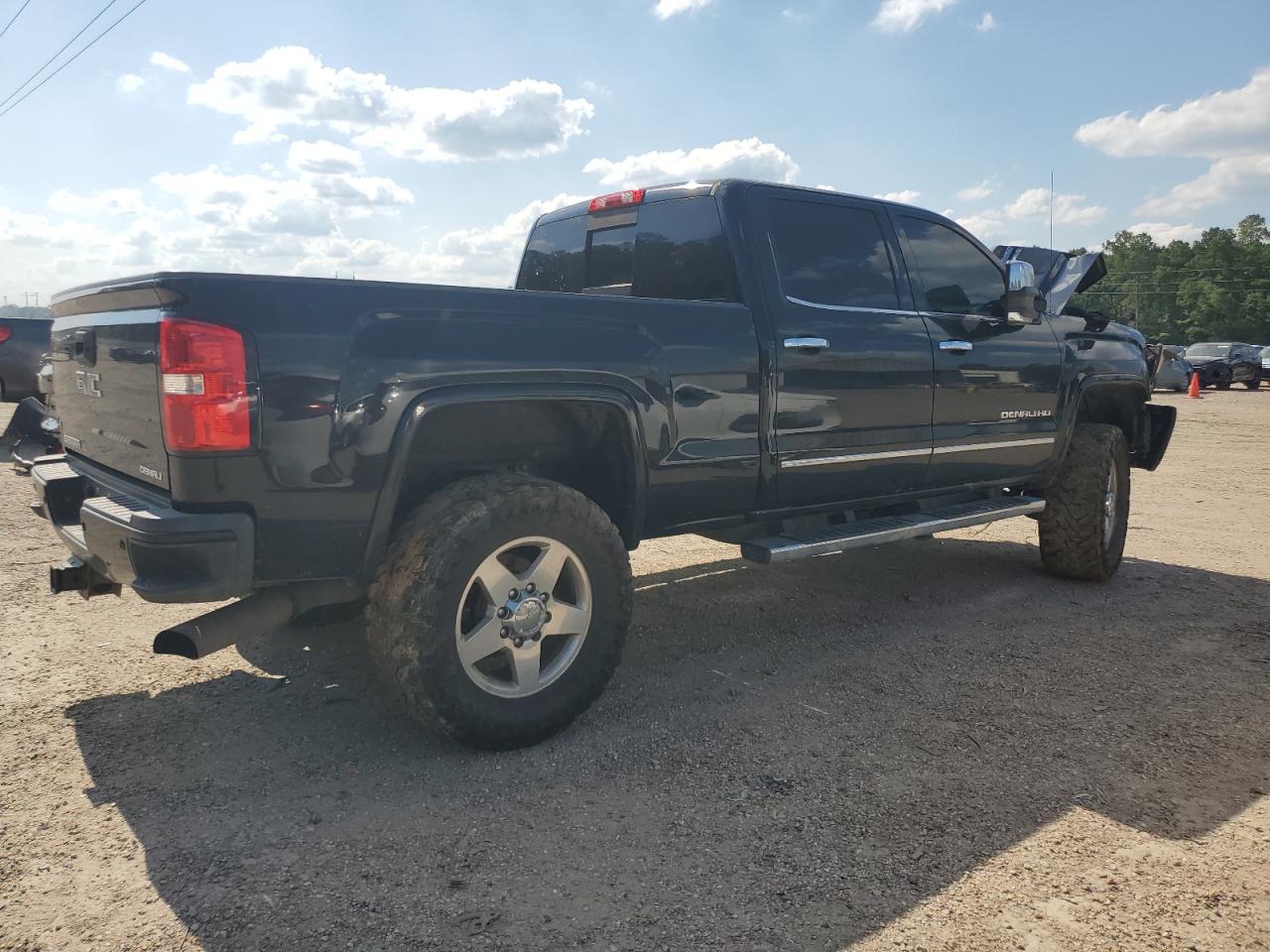 2015 GMC Sierra K2500 Denali vin: 1GT120E8XFF624035