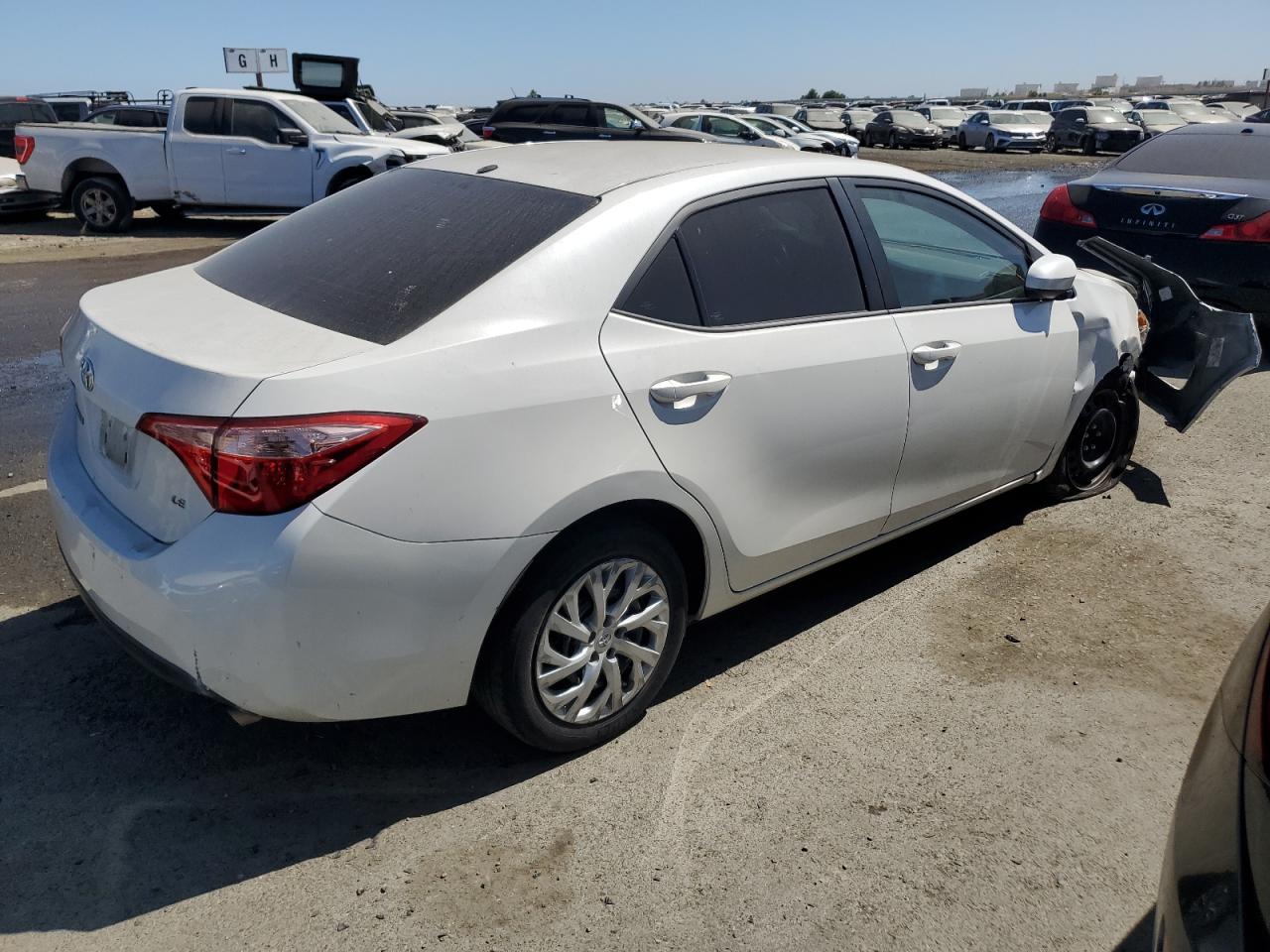 2018 Toyota Corolla L vin: 5YFBURHE3JP798647