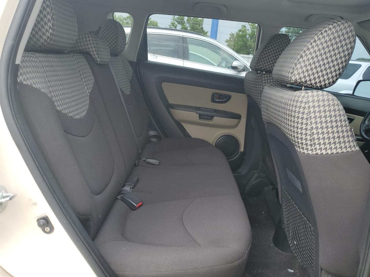 KNDJT2A24B7335828 2011 Kia Soul +