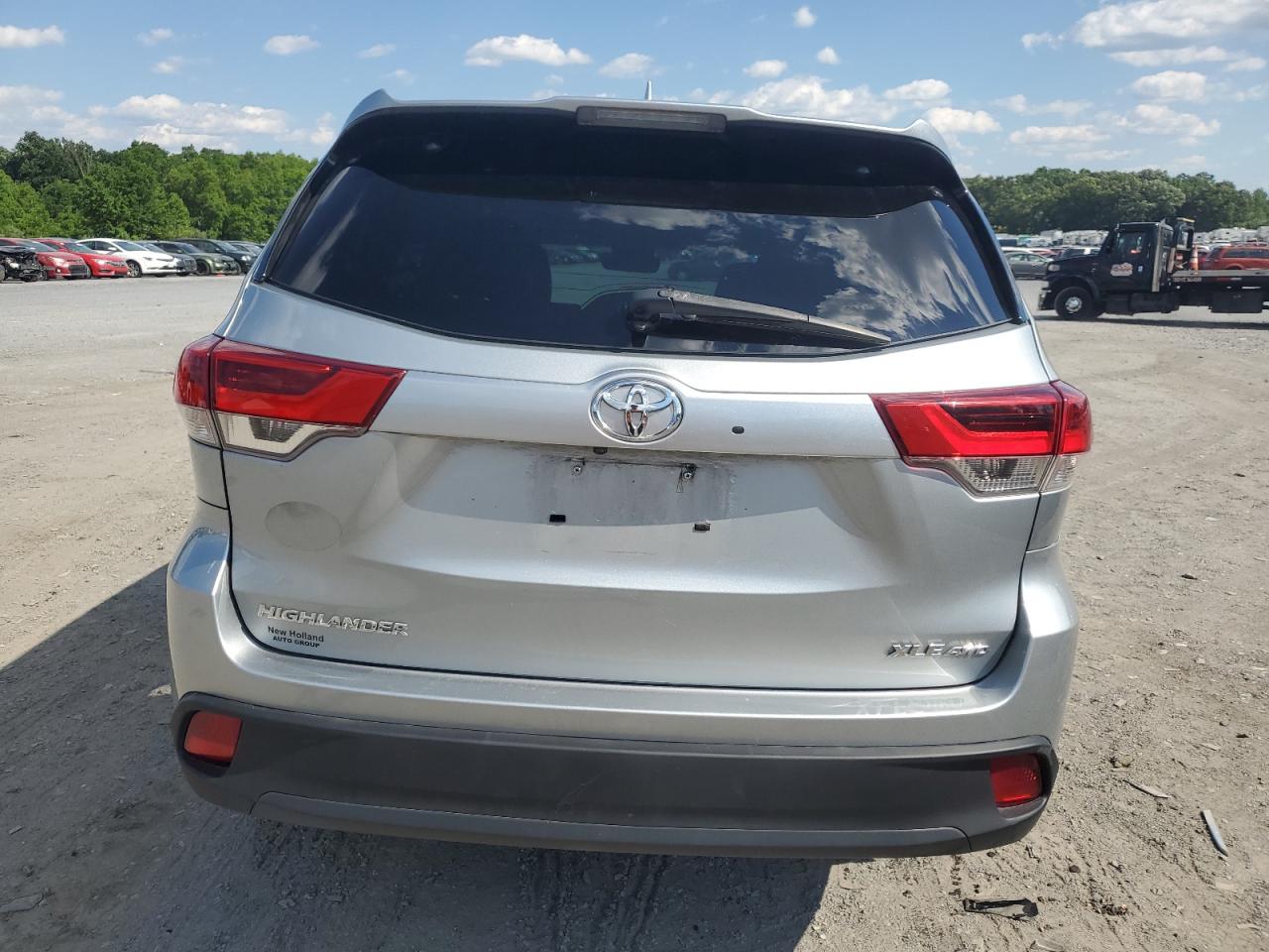 5TDJZRFH6KS562805 2019 Toyota Highlander Se