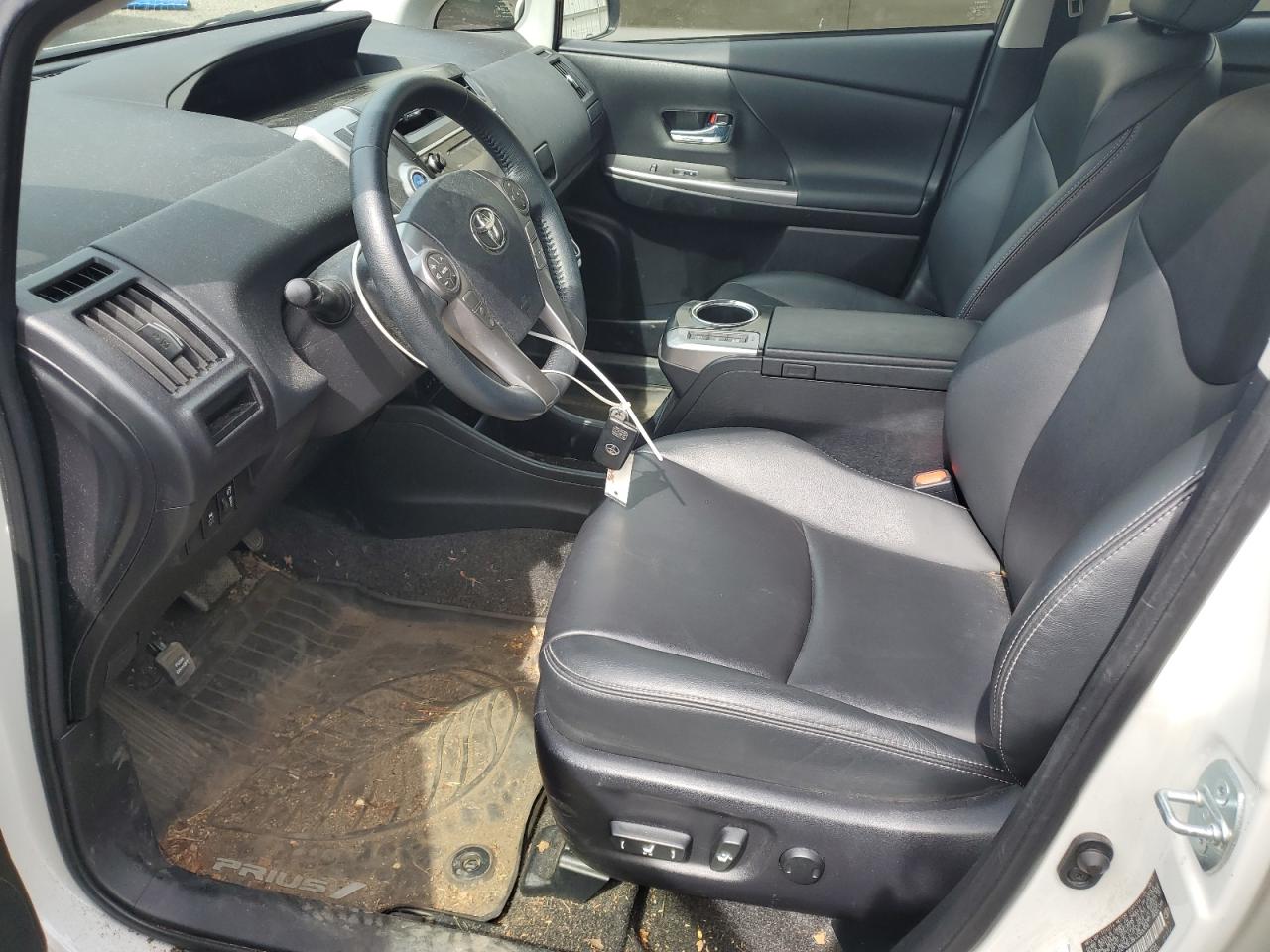 JTDZN3EU5HJ068306 2017 Toyota Prius V