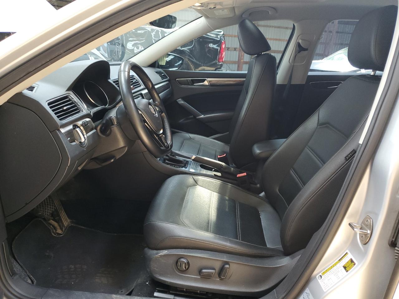 1VWBA7A38JC045871 2018 Volkswagen Passat Se