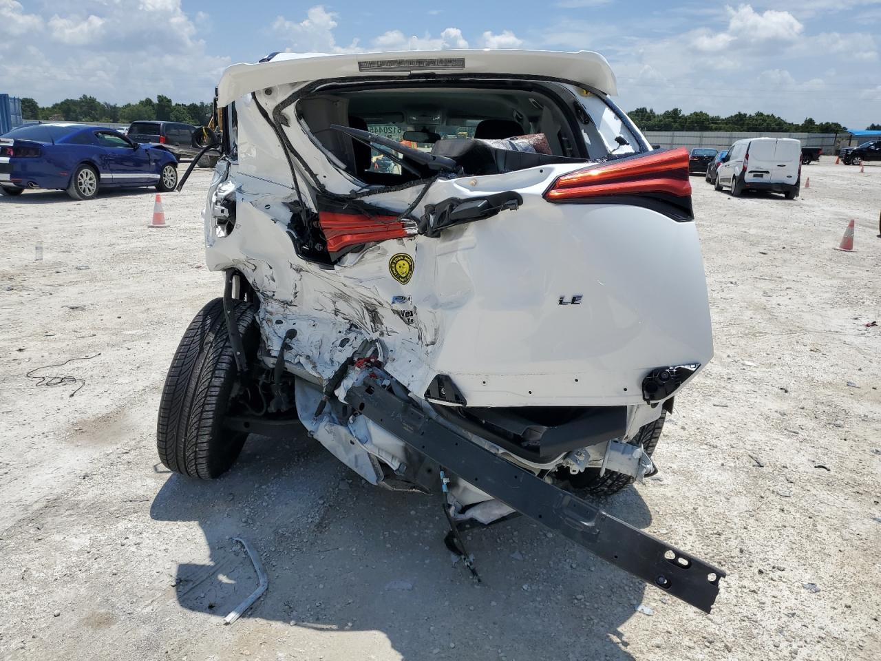 2T3ZFREV1HW388068 2017 Toyota Rav4 Le