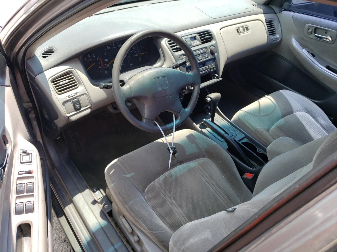 1HGCG1641YA062636 2000 Honda Accord Lx