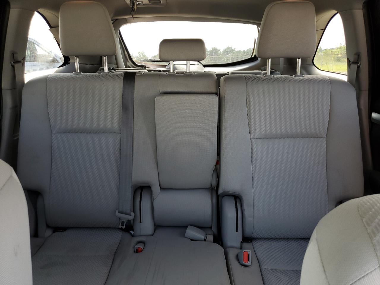 5TDBZRFH9KS999976 2019 Toyota Highlander Le