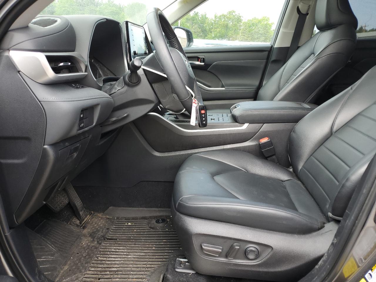 5TDGZRBH9NS591817 2022 Toyota Highlander Xle