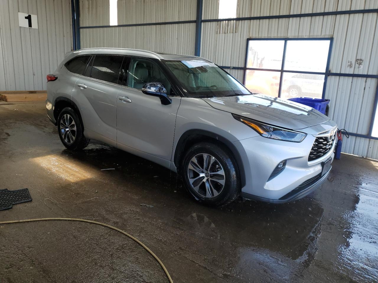 2022 Toyota Highlander Xle vin: 5TDGZRAH0NS113173