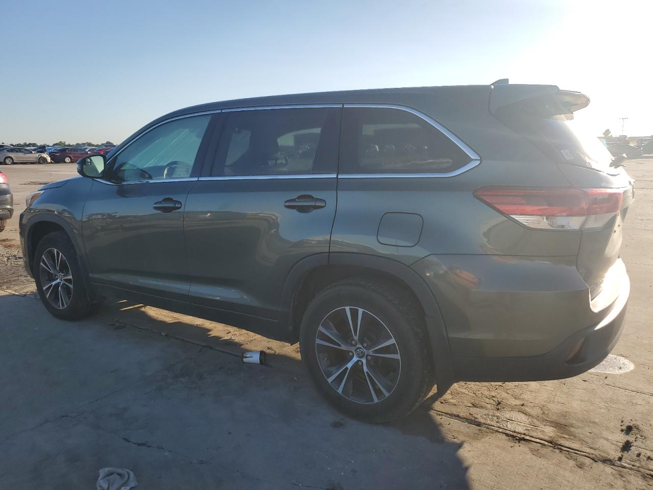 5TDBZRFH2JS833443 2018 Toyota Highlander Le