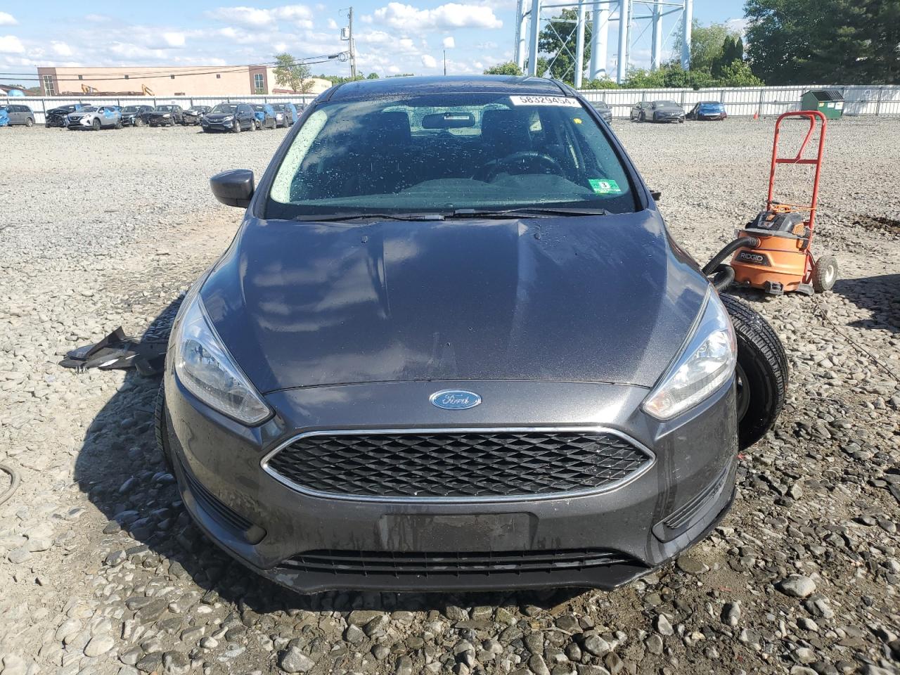 2018 Ford Focus Se vin: 1FADP3K21JL255713