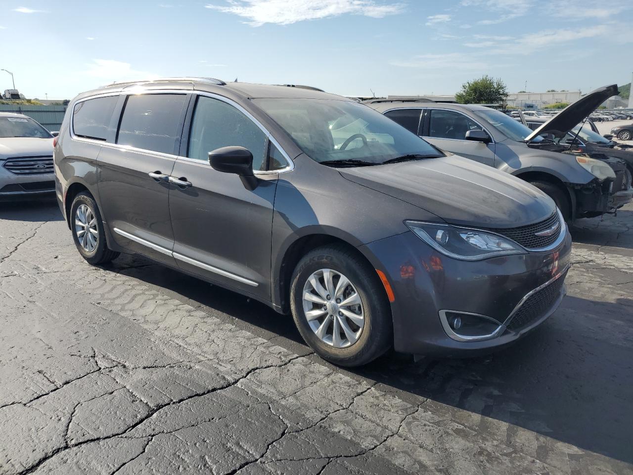 2018 Chrysler Pacifica Touring L vin: 2C4RC1BG0JR120581