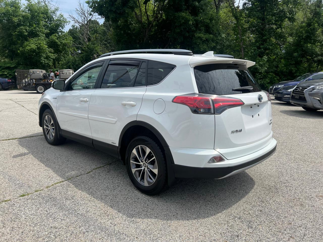 2018 Toyota Rav4 Hv Le vin: JTMRJREV0JD188834