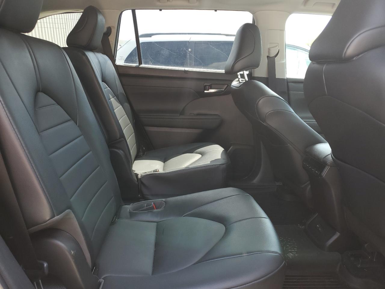 5TDGZRBH9NS591817 2022 Toyota Highlander Xle