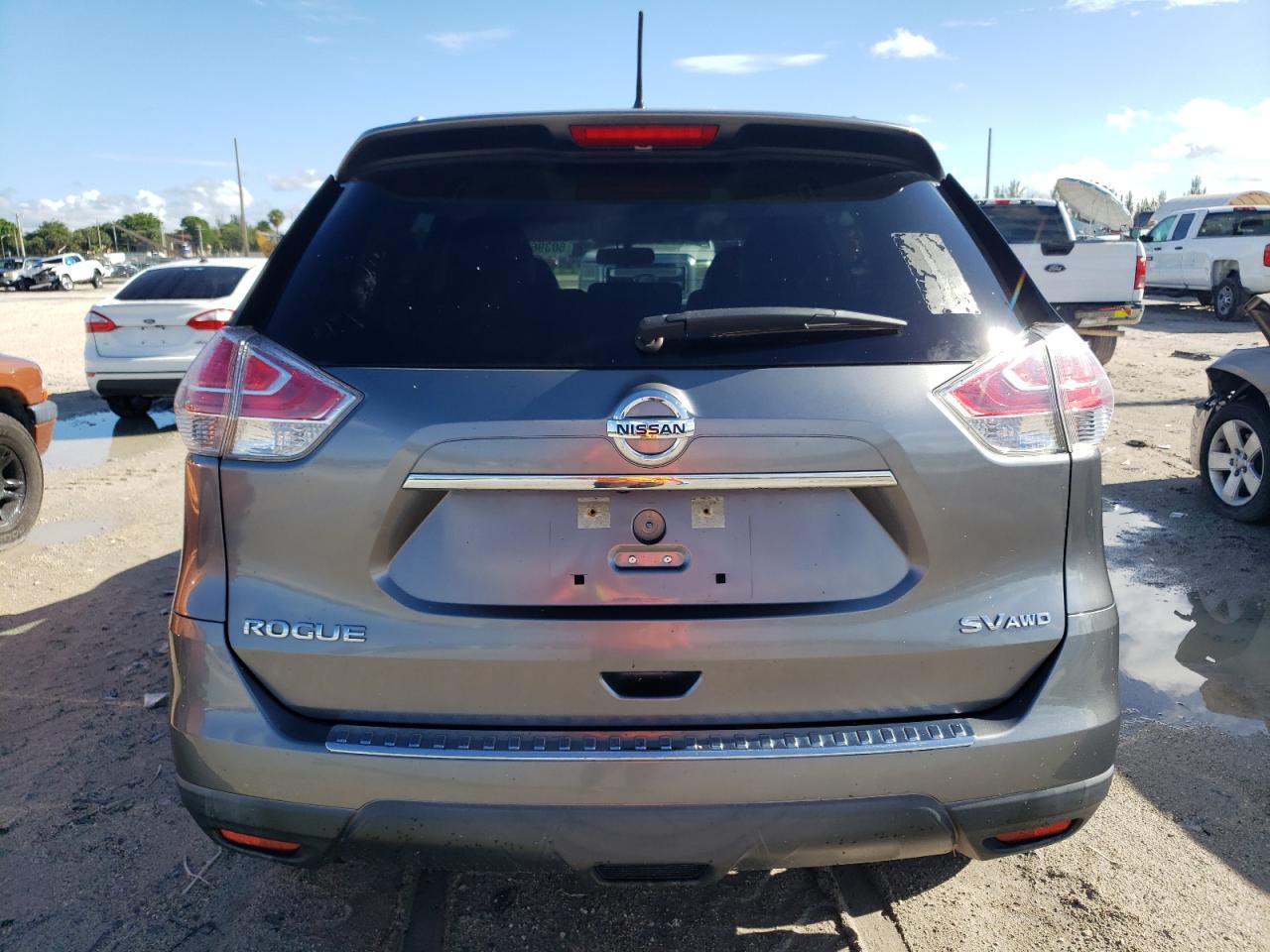 2015 Nissan Rogue S vin: KNMAT2MV7FP574432