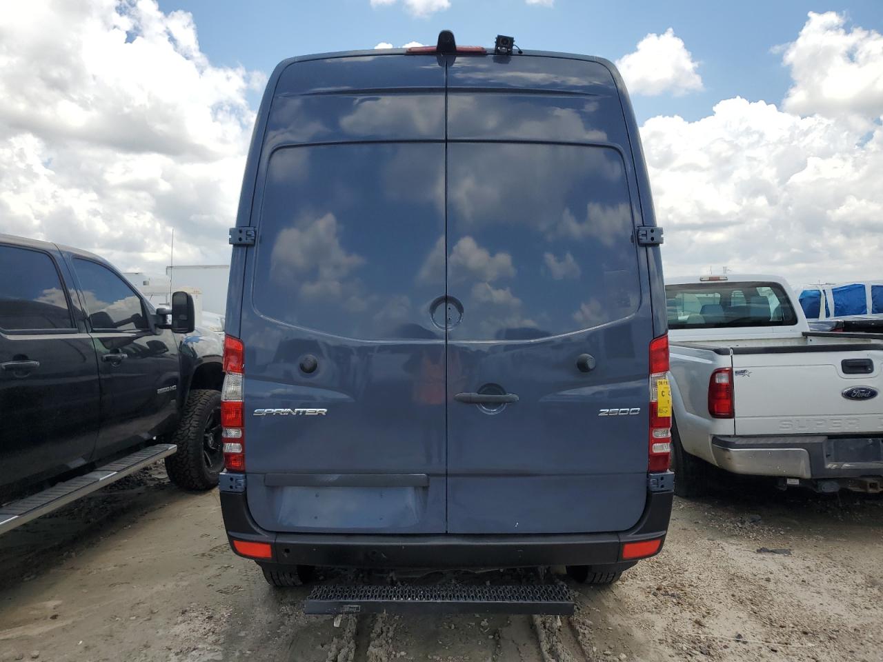 2018 Mercedes-Benz Sprinter 2500 vin: WD3PE7CD9JP633803