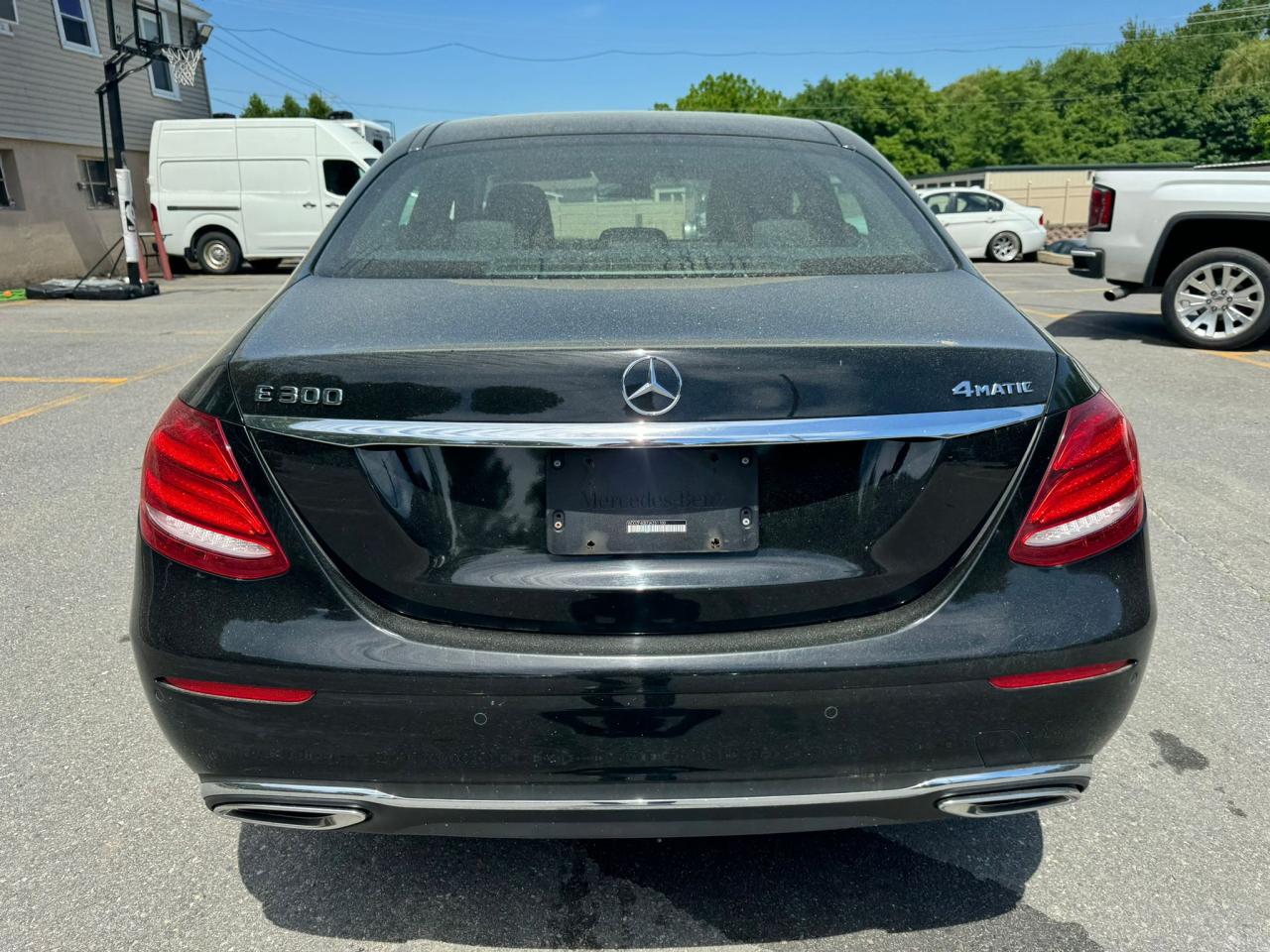 2018 Mercedes-Benz E 300 4Matic vin: WDDZF4KB7JA351100