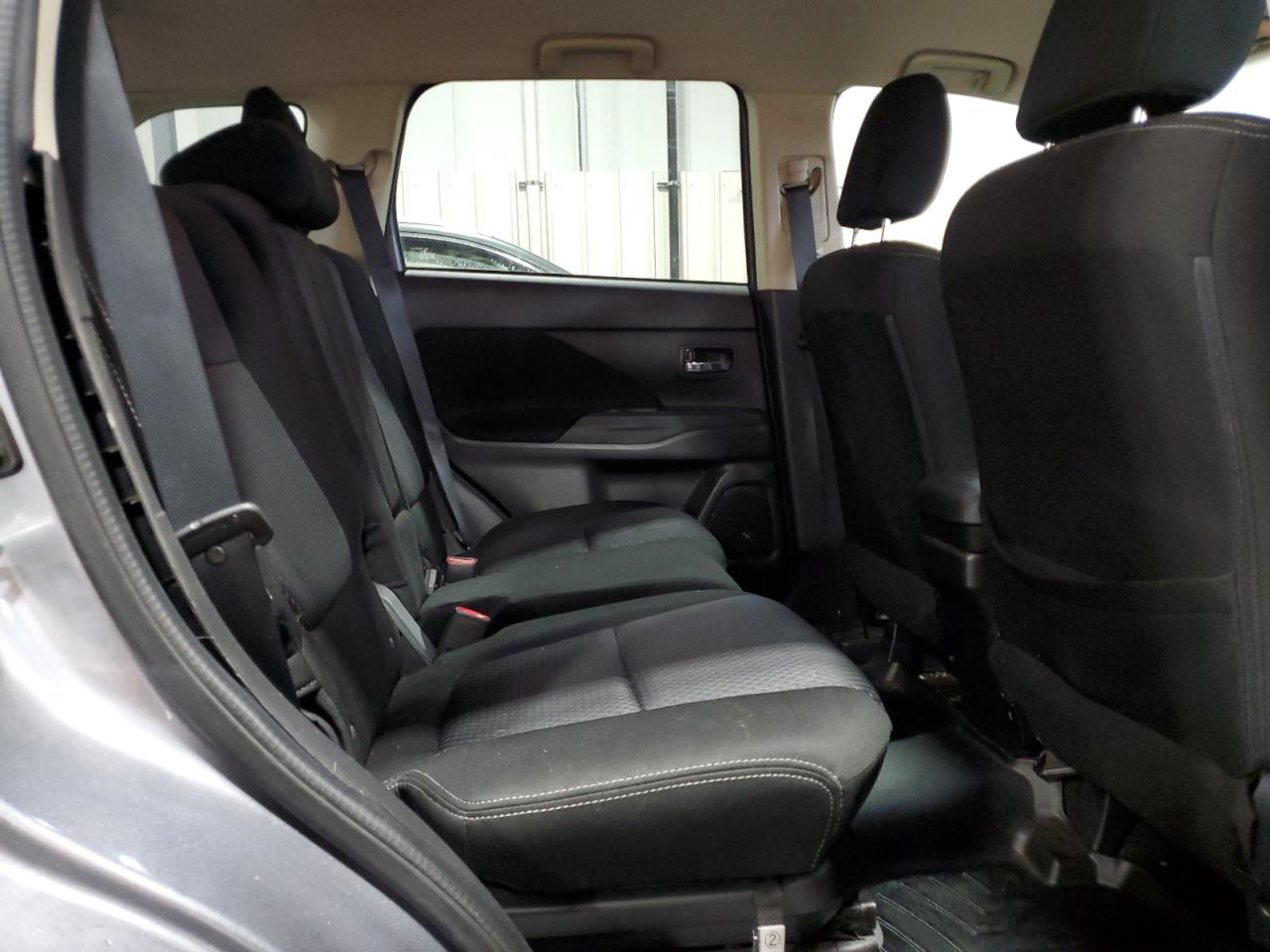 JA4AZ3A36GZ018989 2016 Mitsubishi Outlander Se