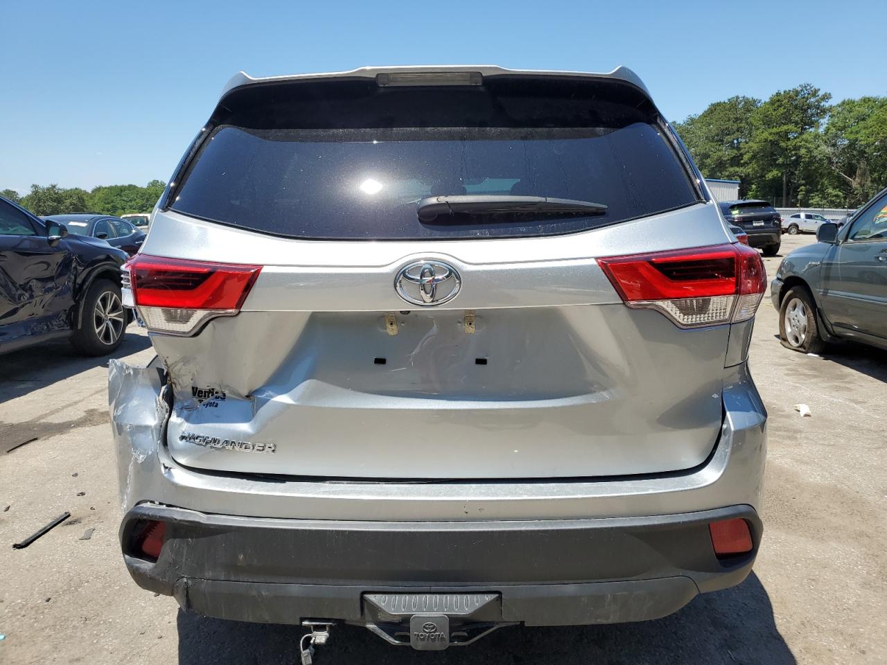 5TDZZRFH1KS365205 2019 Toyota Highlander Le