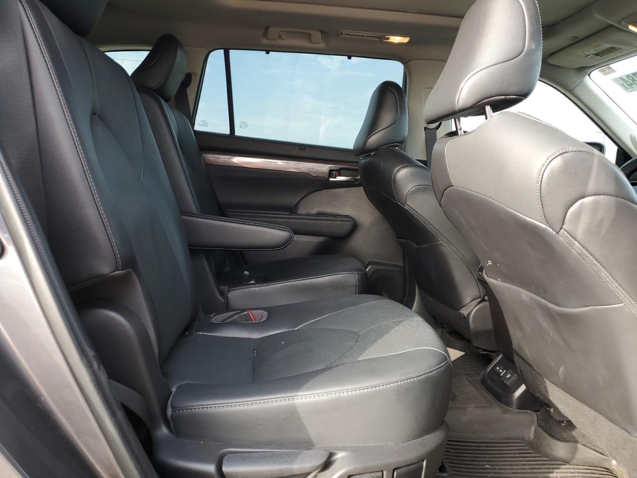 5TDFZRAH3NS098924 2022 Toyota Highlander Platinum