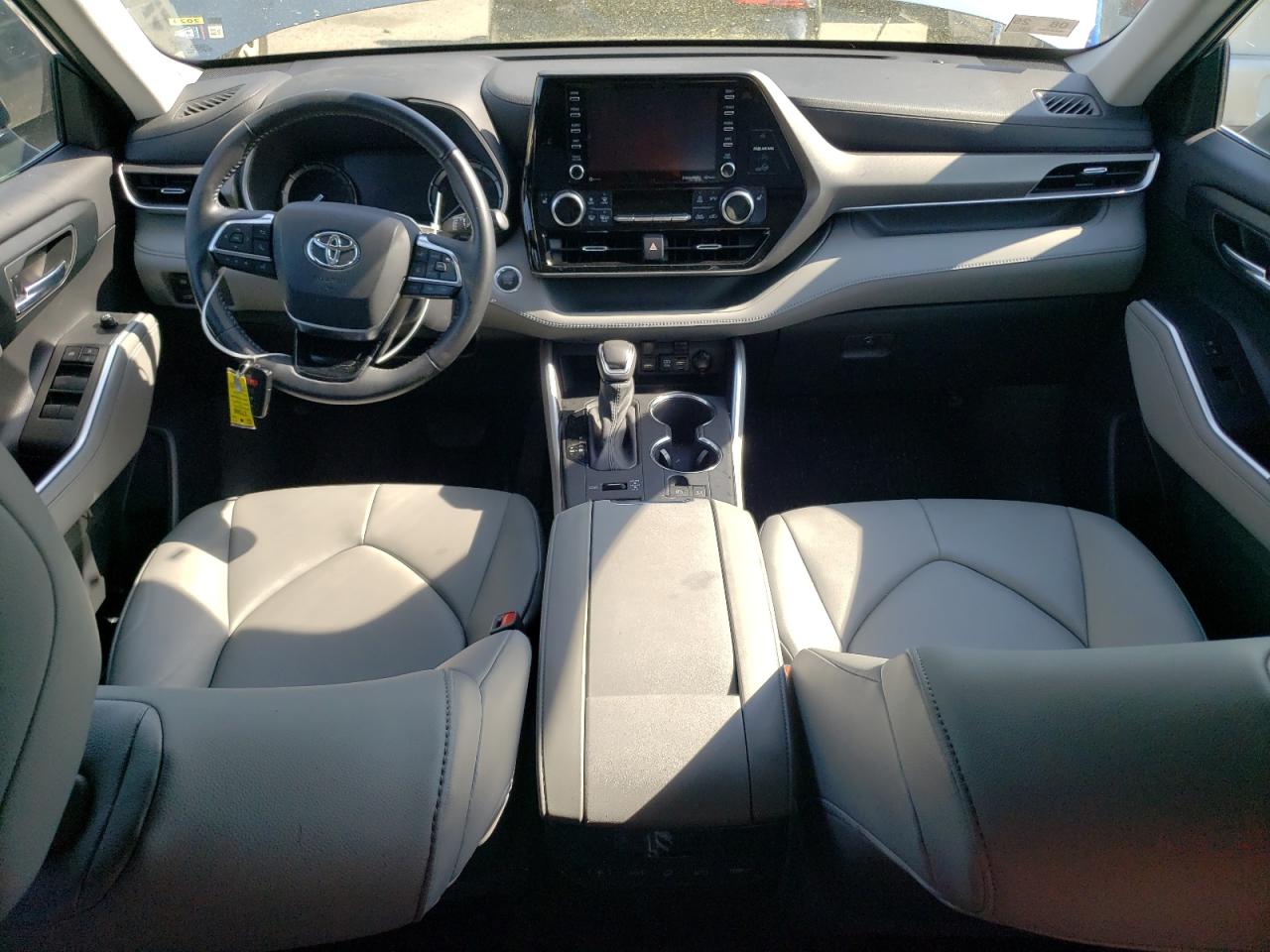 5TDGZRBHXMS070684 2021 Toyota Highlander Xle