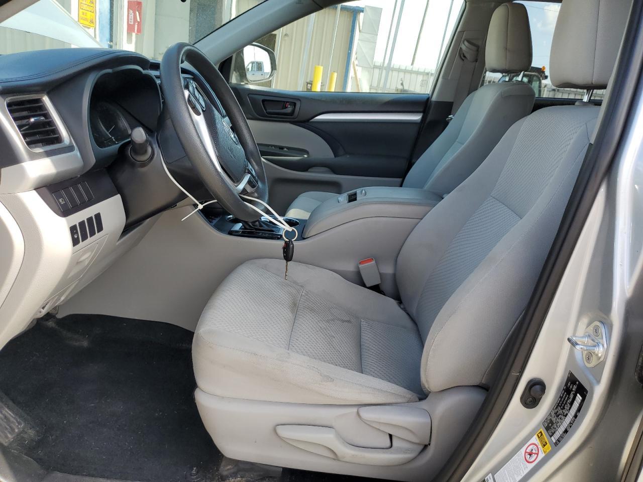 5TDBZRFH9KS999976 2019 Toyota Highlander Le