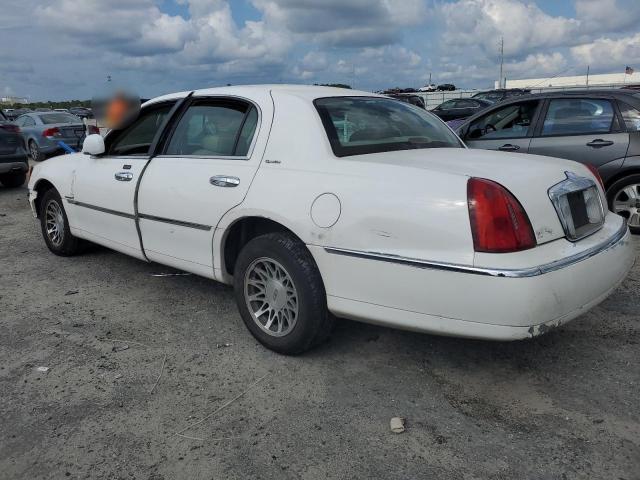 2000 Lincoln Town Car Signature VIN: 1LNHM82WXYY842909 Lot: 58820904