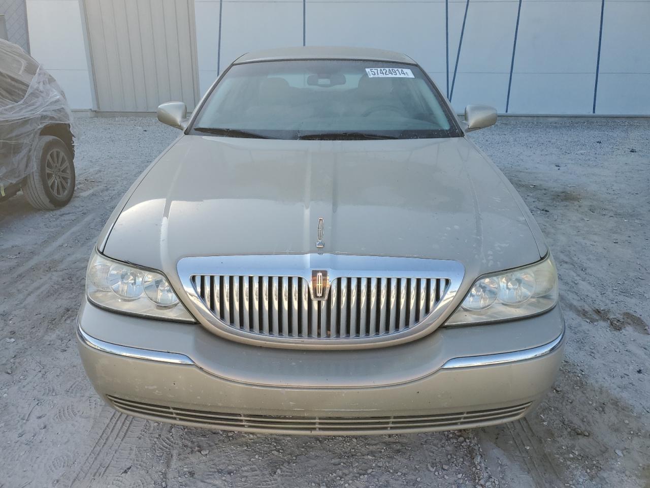 1LNHM81W35Y668534 2005 Lincoln Town Car Signature