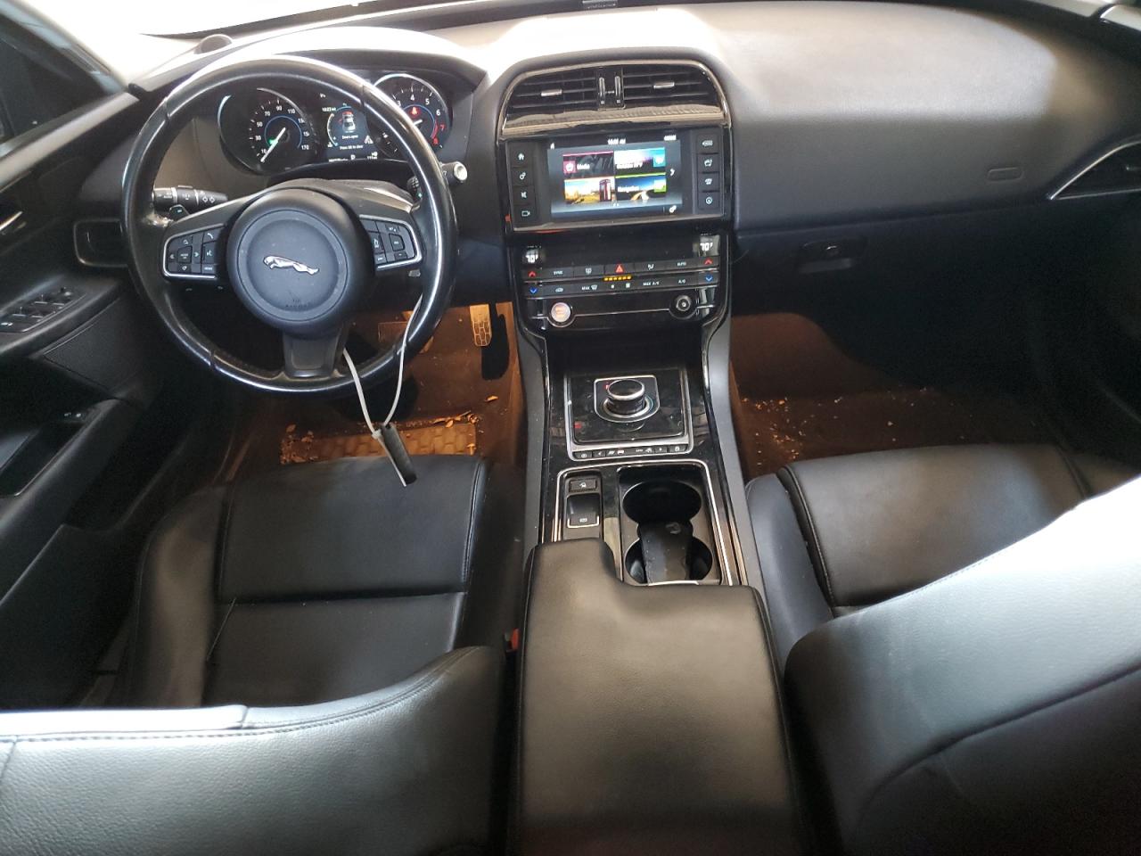 SAJAR4FX6JCP33046 2018 Jaguar Xe