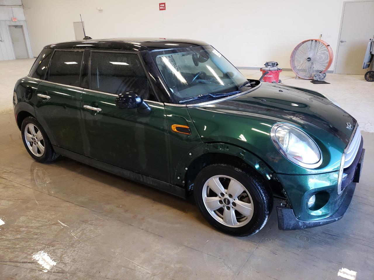 2015 Mini Cooper vin: WMWXS5C56FT830323