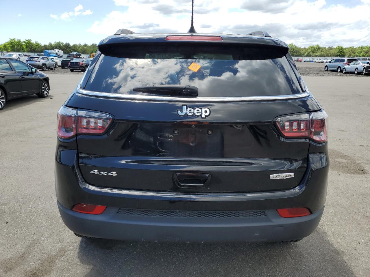 3C4NJDBB1JT458093 2018 Jeep Compass Latitude