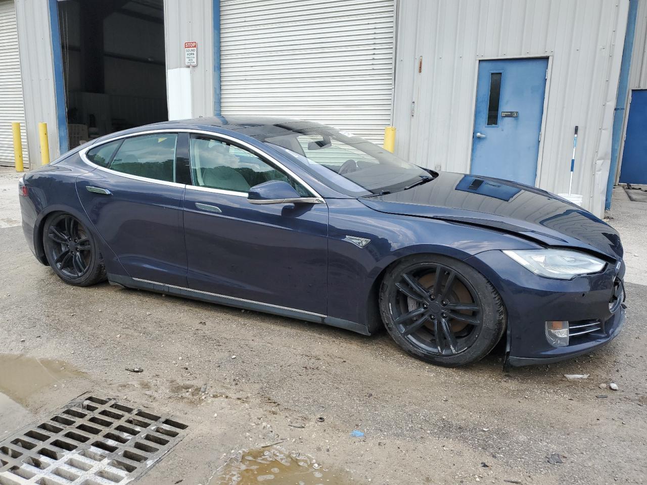 2014 Tesla Model S vin: 5YJSA1H14EFP52611