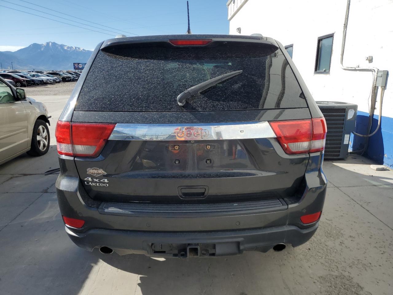 1J4RR4GT7BC569718 2011 Jeep Grand Cherokee Laredo