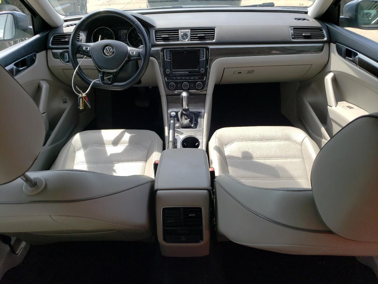 1VWBT7A31HC002638 2017 Volkswagen Passat Se