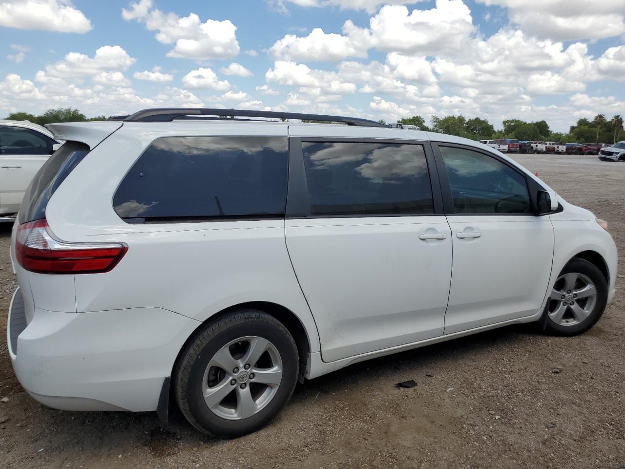 5TDKZ3DC2HS888828 2017 Toyota Sienna Le