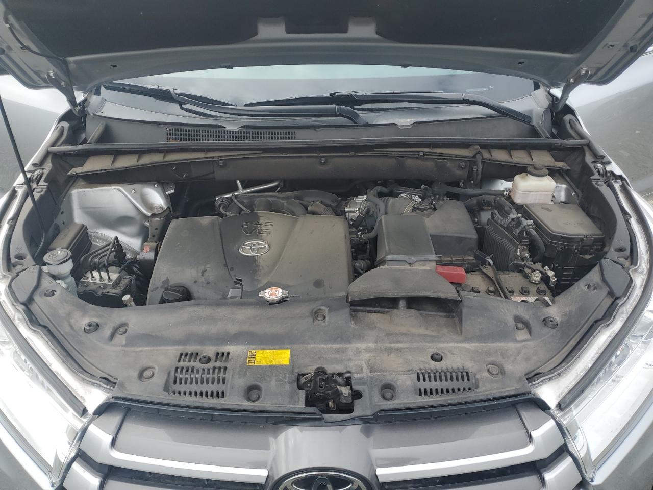 5TDBZRFH2JS856687 2018 Toyota Highlander Le