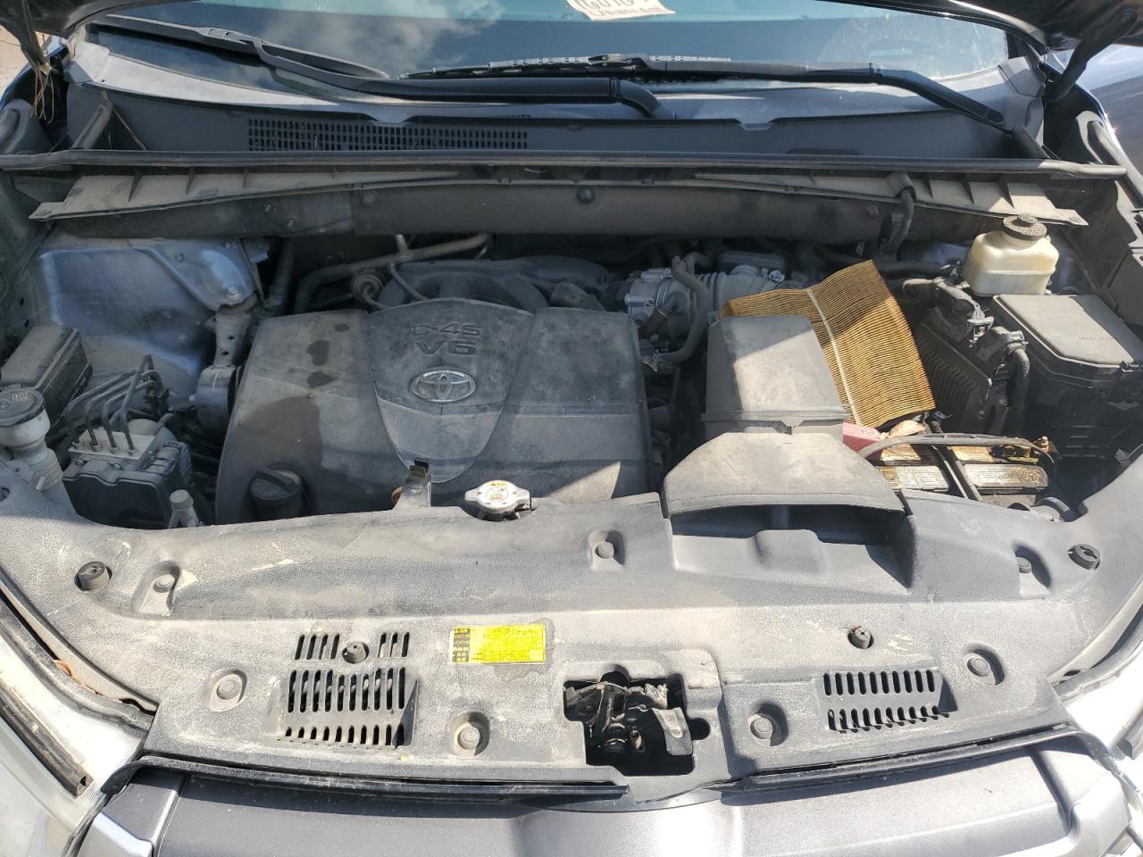 5TDZZRFH2KS290966 2019 Toyota Highlander Le