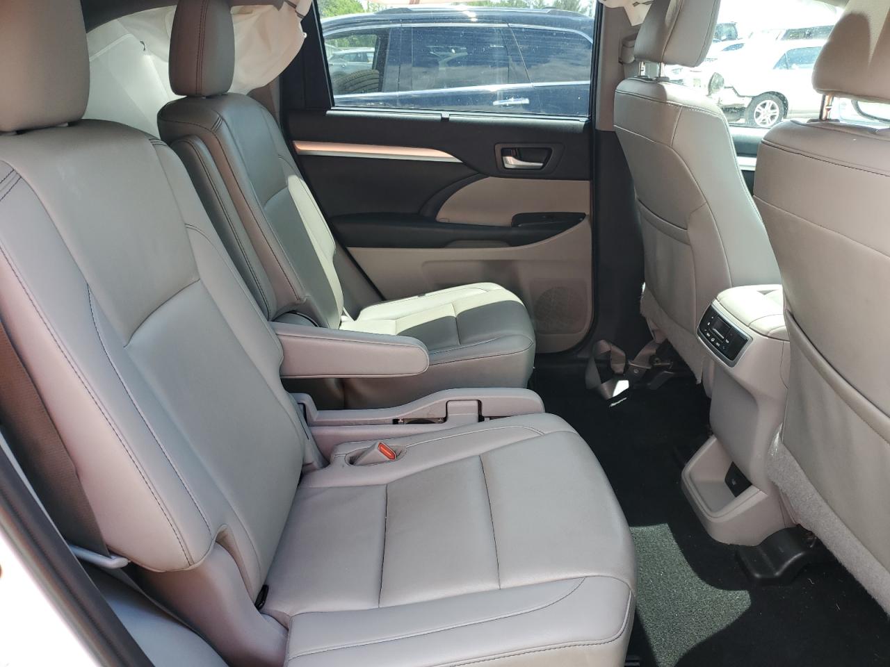 5TDJZRFH7KS930845 2019 Toyota Highlander Se