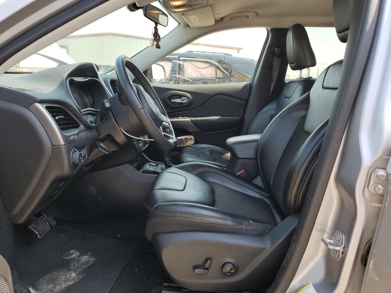 1C4PJLLB0KD420301 2019 Jeep Cherokee Latitude Plus