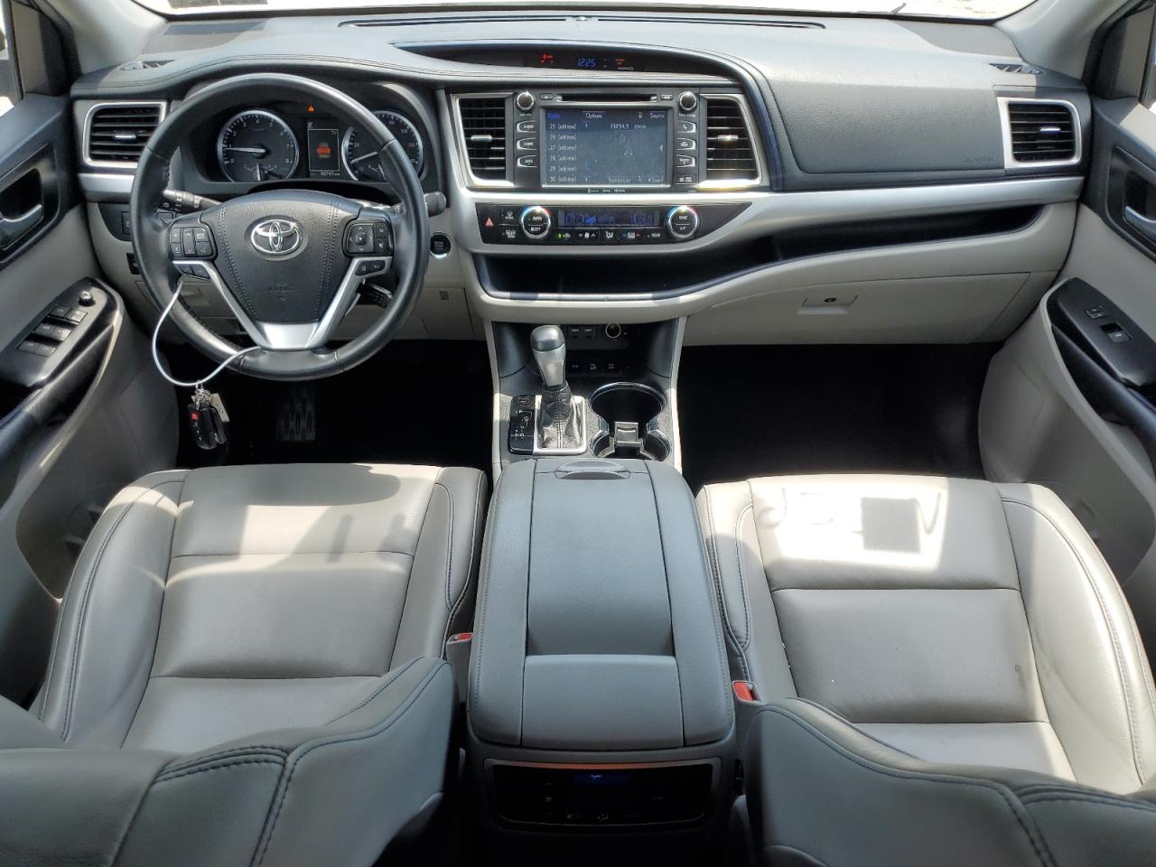 5TDJZRFH0KS609486 2019 Toyota Highlander Se