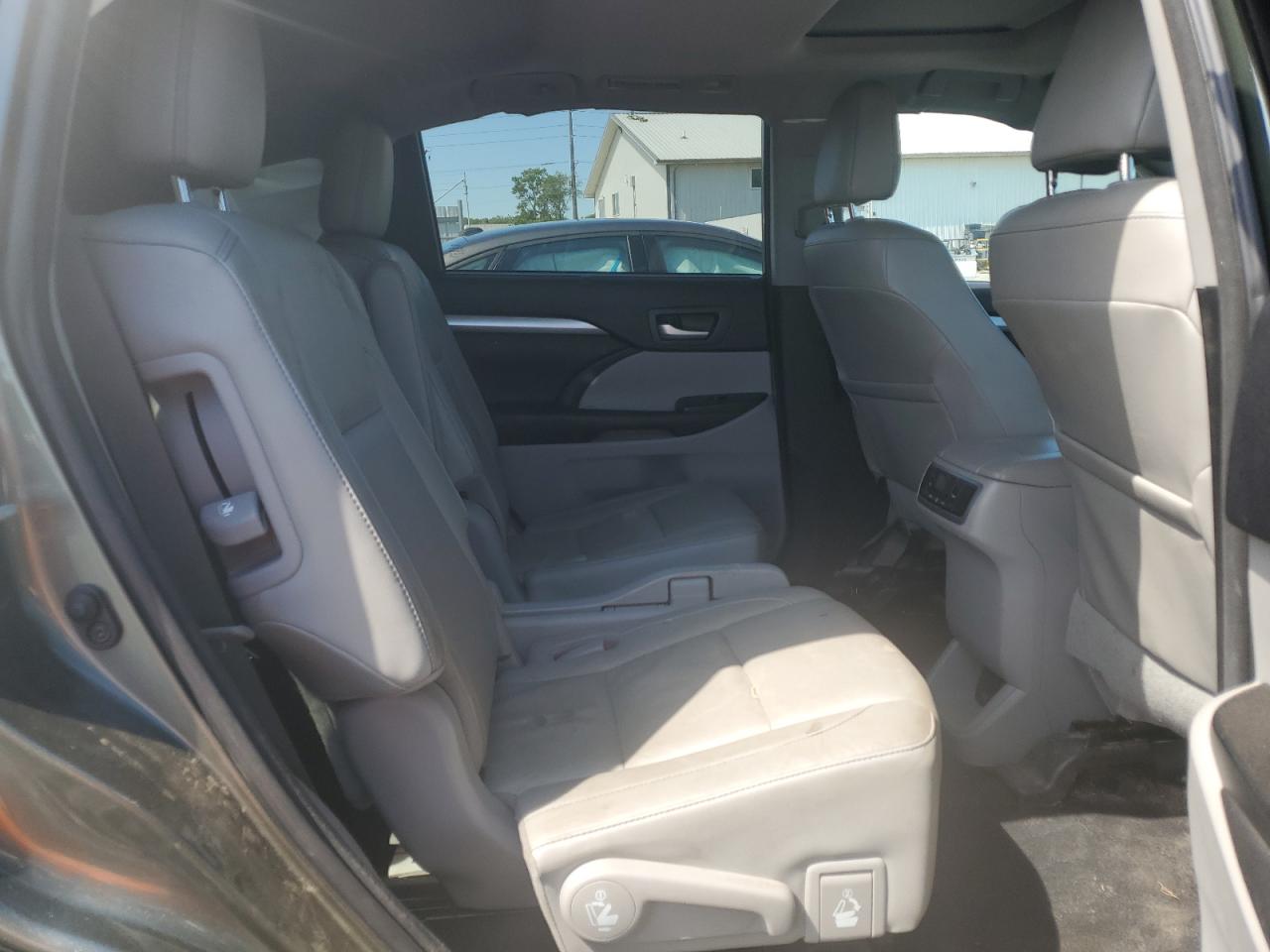 5TDJZRFH8HS425020 2017 Toyota Highlander Se