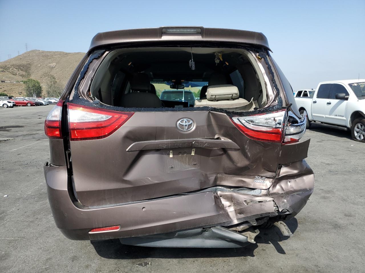 2019 Toyota Sienna Xle vin: 5TDDZ3DC2KS211178