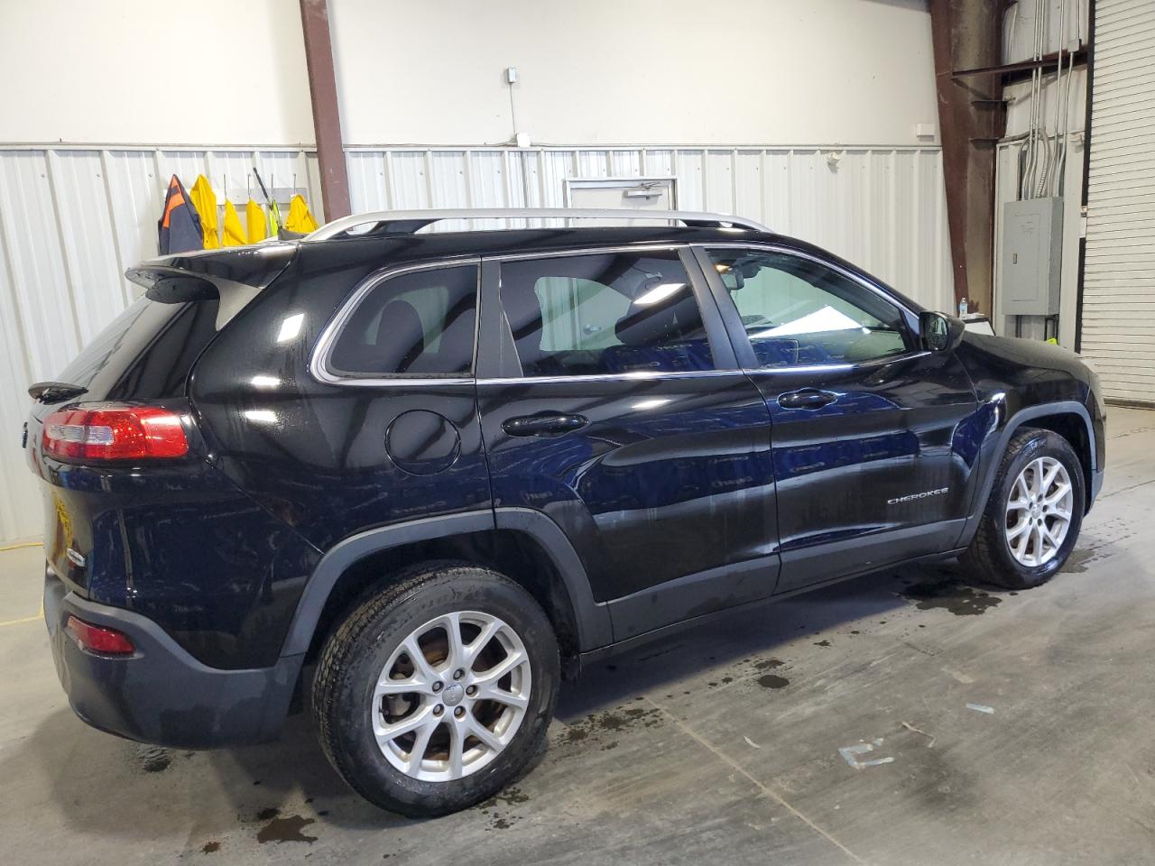 1C4PJLCB0HW518113 2017 Jeep Cherokee Latitude