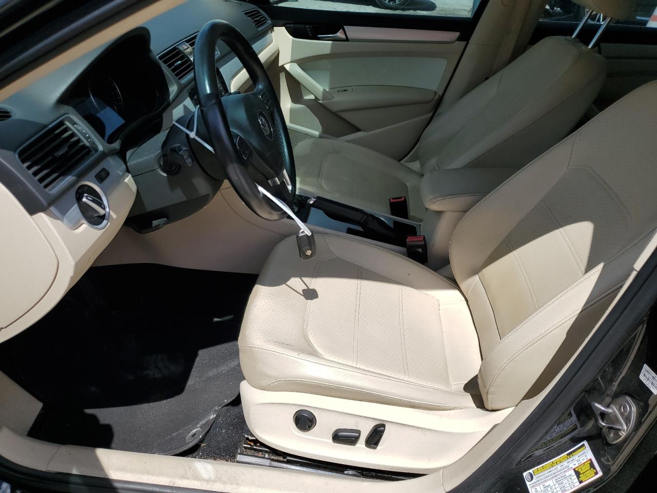 1VWBP7A32DC111964 2013 Volkswagen Passat Se