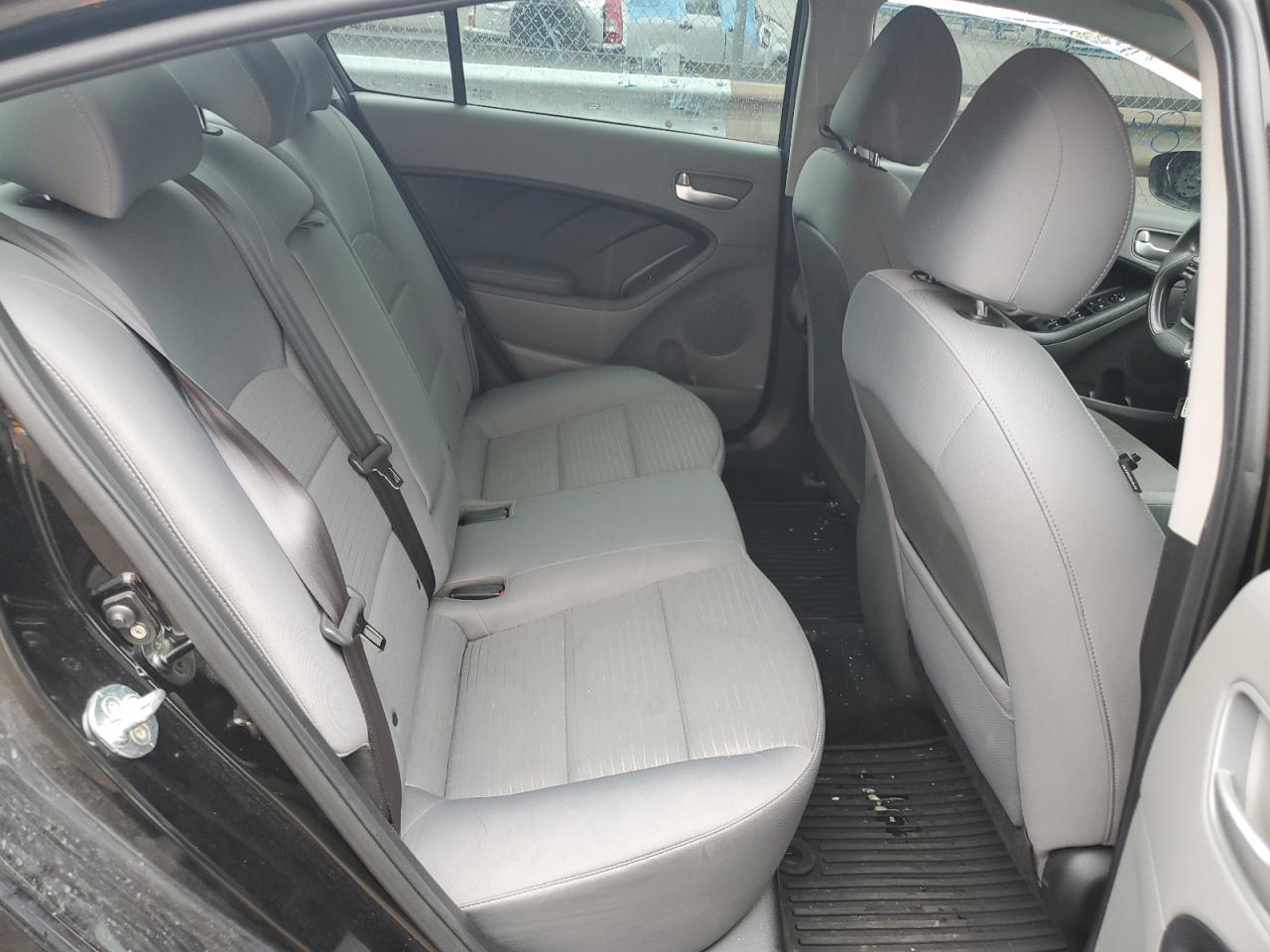 3KPFL4A7XJE164143 2018 Kia Forte Lx