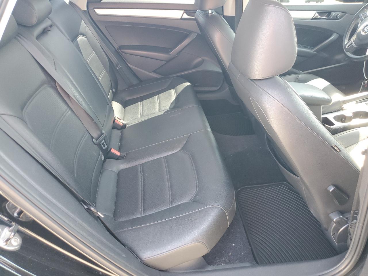 1VWBN7A32DC114403 2013 Volkswagen Passat Se