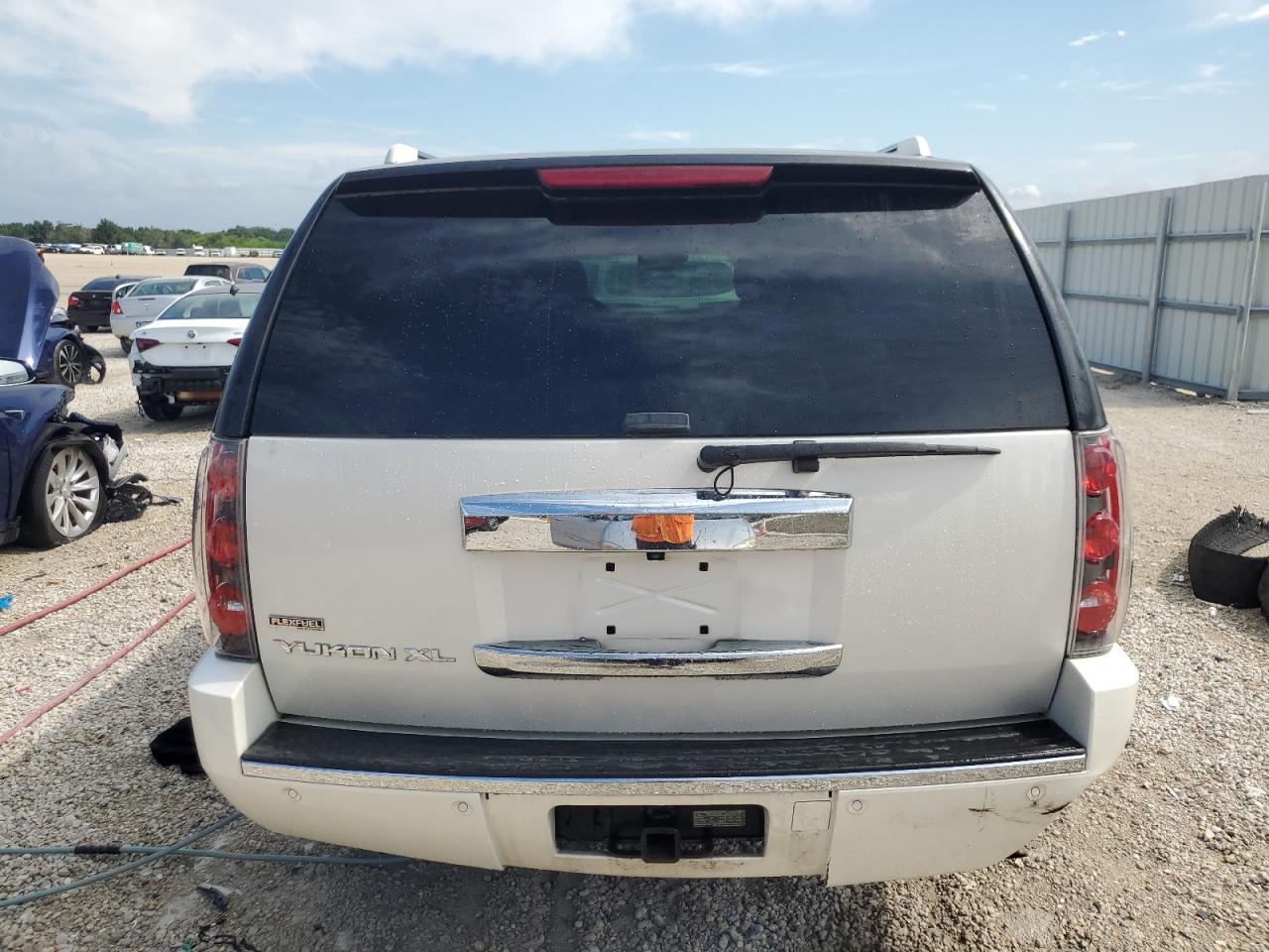 1GKS1MEF0BR394273 2011 GMC Yukon Xl Denali